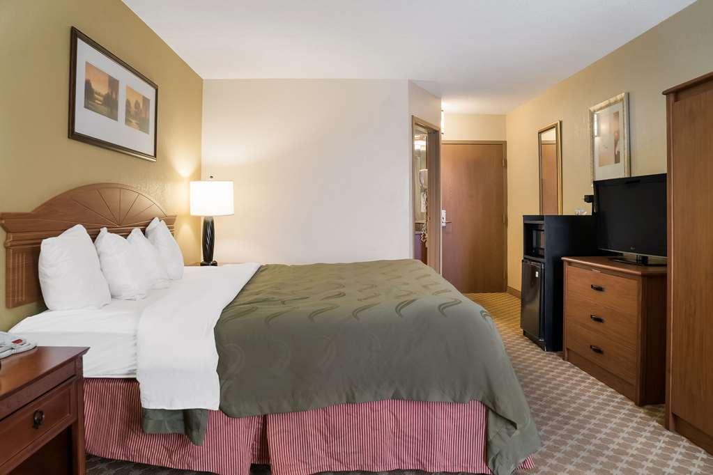 Quality Inn & Suites Saginaw Room photo