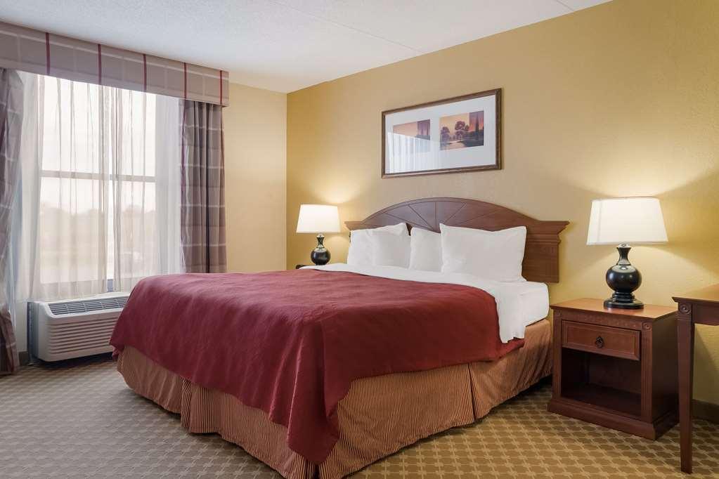 Quality Inn & Suites Saginaw Room photo