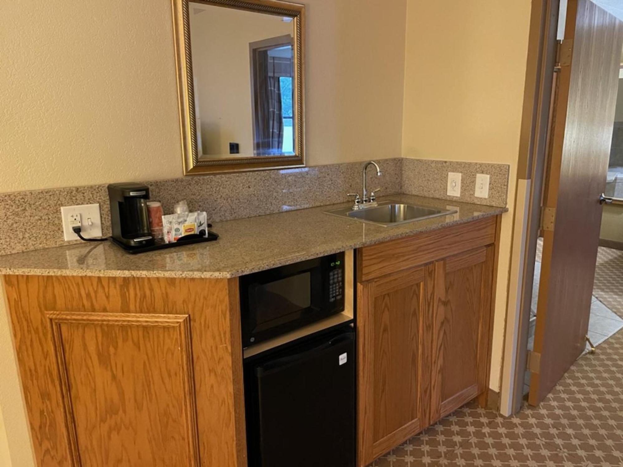 Quality Inn & Suites Saginaw Exterior photo
