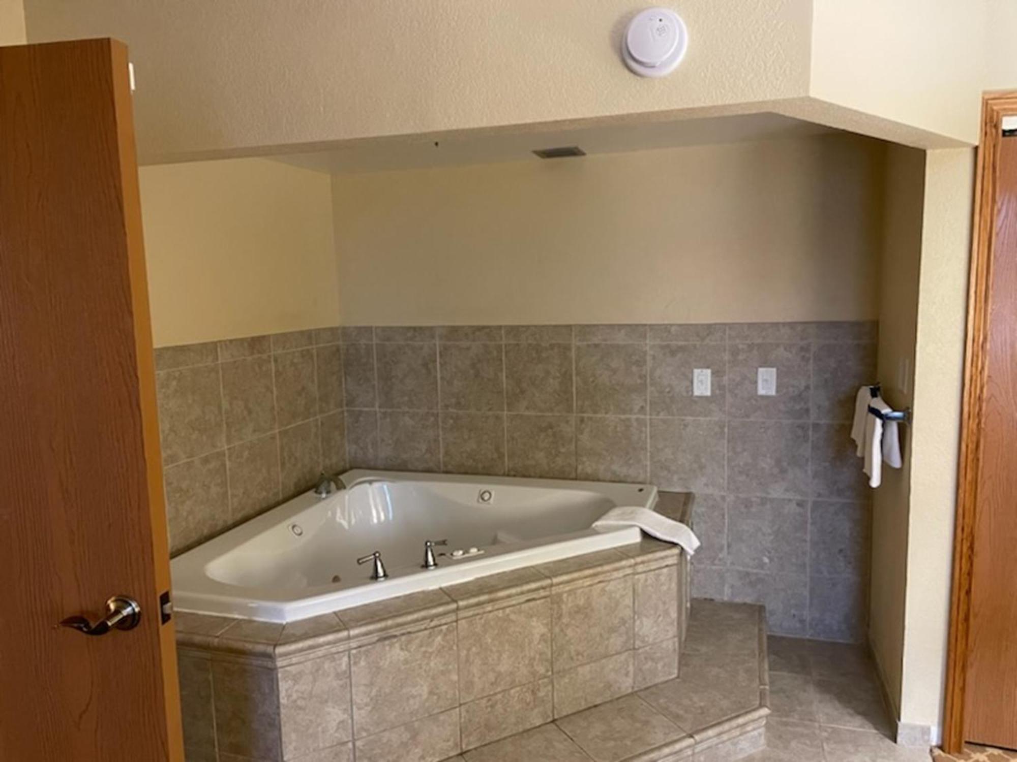 Quality Inn & Suites Saginaw Exterior photo