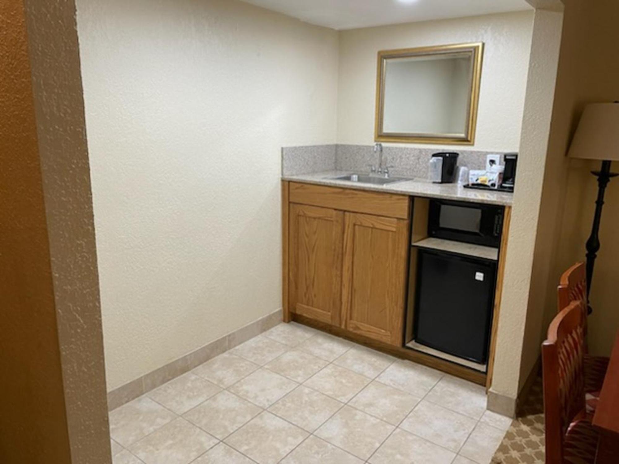 Quality Inn & Suites Saginaw Exterior photo